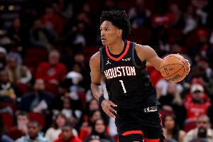 劲量小子！阿门上半场7投3中砍8分8板2助2断 3个前场板&正负值+8_24直播网