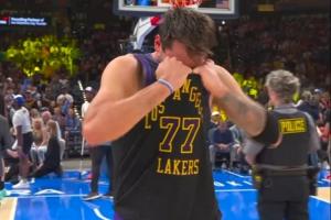 ?捂着腿筋！东契奇突破倒地双手掩面很是痛苦&本场提前退赛_24直播网