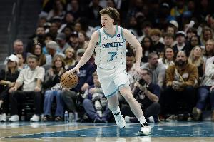 【菜鸟】克尼佩尔预定三分王？？？哈珀12中8得19分5助1断 克赖尔12分_24直播网