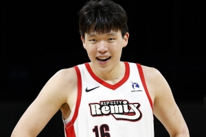 记者：杨瀚森在混音打出实力却得不到许多时机 可见在美国有多灾_24直播网