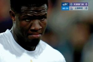 故意情包了！申花外助盖伊手球犯规送点后，，一脸严肃眉头紧锁_24直播网