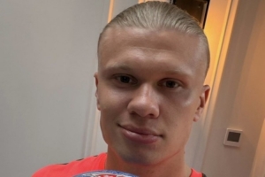 贝蒂内利在角逐用球上写字奚落哈兰德：干得好，，你这个大‘怪胎’_24直播网