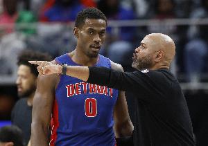 靠的是整体！活塞半场11人轮换所有有得分入账 领先76人11分_24直播网