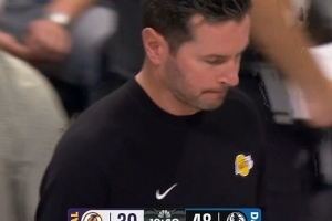 陷入困绕圈！詹姆斯泛起2次失误 独行侠轰出10-0领先18分打停湖人_24直播网