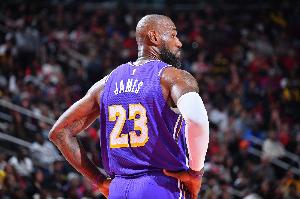 老星带四角！多名焦点缺阵 湖人今日首发为本赛季首次亮相！_24直播网