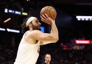 希望无碍！斯特鲁斯半场竣事前手部受伤 三分5中1拿4分4板2助_24直播网