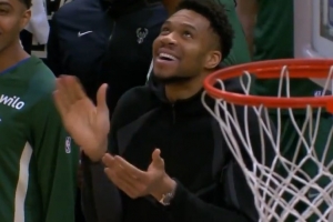 亲兄弟连线！字母弟助飞字母哥哥空接暴扣 字母哥场下贼开心！_24直播网