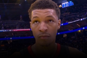 上一场被阿门误伤的？？？？？小贾中场接受采访 右眼眶充满血丝_24直播网