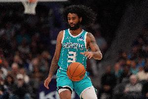 内外着花！科比·怀特替补19分钟11中5拿17分 三分5中3_24直播网