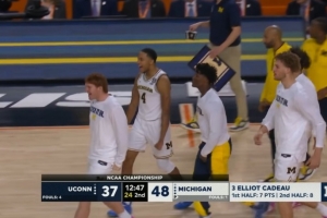 11中1！卡多掷中密歇基础场第一个三分 分差扩大至11分打？？？？？？荡骭24直播网