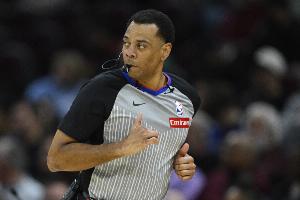 ??湖人vs独行侠 一名裁判因穿亚历山大的球鞋走红！_24直播网