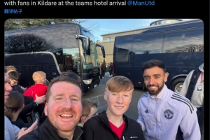 B费破费一小时为球迷署名，，获球迷赞美：天下最佳球员_24直播网