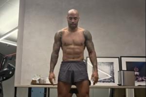 自律！48岁亨利再晒健身日常，，六块腹肌清晰可见+一身腱子肉_24直播网