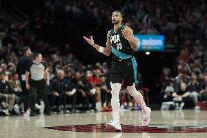 火力凶猛！卡马拉16中10&三分13中8砍30分 小节4犯&犯满离场_24直播网