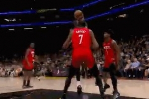 潇洒！杰伦·格林持球强攻 360°转体抹过防守上篮丝滑掷中还加罚_24直播网