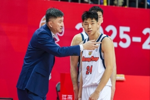 6人犯满！广东麦考尔&崔永熙&杜润旺&王少杰 青岛吕俊虎&段昂君_24直播网