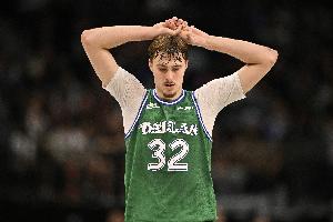 你们演我？？？？弗拉格首节9中5独揽13分 其他4个首发队友得分均挂蛋_24直播网