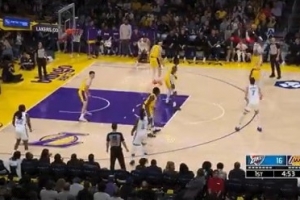 十八般武艺！亚历山大持球单打 撤步三分一箭穿心_24直播网