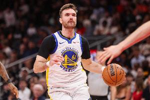 太粘球&把自己当老大了？？？斯潘塞16中5得14分2板3助1断 三分8中3_24直播网