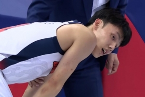 盼无大碍！徐杰抢篮板被撞到膝盖 随后一瘸一拐下场休息_24直播网