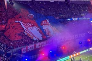 大战在即！巴黎赛前看台展示Tifo：绿巨人释放恼怒！_24直播网