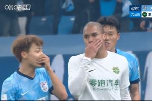 在说啥呢？？？第73分钟，，，，瓜里拉帕和毛伟杰冲突，，，，事后两人捂着嘴交流_24直播网