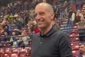 忙里偷闲！阿莱格里现场寓目欧篮联角逐，，，，，，获赠定制球衣_24直播网