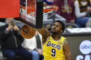 父子相互送助攻！布朗尼7投4中&三分4中2 拿到10分3助2断_24直播网