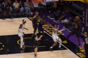 詹姆斯救球砸到邓恩出界 太阳挑战乐成&老詹救球前已经落地出界_24直播网