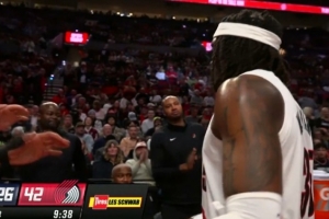 真是自信！罗威底角大空位三分稳稳掷中 开拓者领先16分打停？？？？？齑琠24直播网