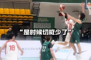 李沂泽此前热身赛战斧隔扣+三分神准！网友惊呼库里+威少连系体！_24直播网