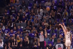 左右开弓！波杰姆斯基匿伏在两侧底角各开一枪 迅速收下6分_24直播网