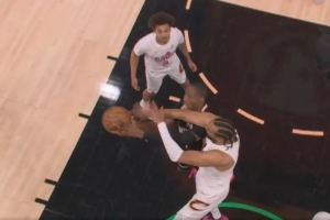 没有升级！库明加篮下一连虚晃被奥利维耶·萨尔犯规 还打到脸部_24直播网