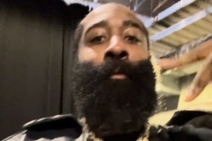 昨日赛后为中国球迷署名！哈登秀中文：中国球迷们 我爱你_24直播网