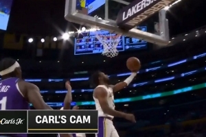 闲庭信步！布朗尼抢断还击一条龙 滞空躲闪拉杆换手上篮打中_24直播网