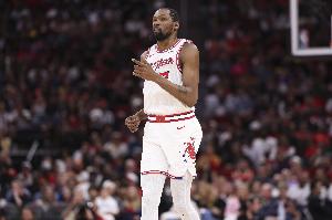 斯玛特：季后赛对阵杜兰特很残酷 他是史上最伟大球员之一_24直播网