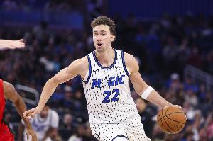 内外着花！小瓦格纳半场8中5拿14分 三分4中2_24直播网