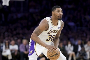 手感不佳但助攻许多！斯玛特10次助攻盘活全队 7中1尚有5分2板1断_24直播网