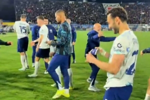 恰尔汗奥卢赛后与劳塔罗拥抱庆祝，，，，，，并给后者戴上队长袖标_24直播网