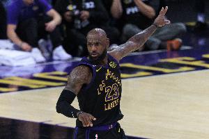 巴克利怼主持人：詹姆斯的扣篮时代还没竣事 你真的是疯了_24直播网