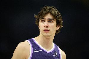 场均12.5分7.5板！42号秀雷诺：我拿薪水打球很谢谢能打NBA_24直播网