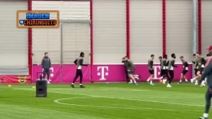 六台：拜仁备战皇马训练气氛优异，，球员热身时尚有音响播放音乐_24直播网