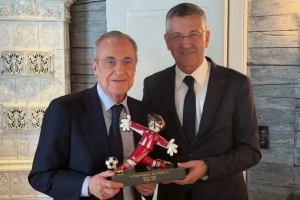 皇马官方晒照，，，，，，主席弗洛伦蒂诺与拜仁主席海纳在赛前碰面_24直播网