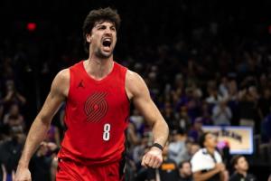 要害上篮！丁彦雨航：阿夫迪亚的突破很有特点 不管怎样都能进去_24直播网