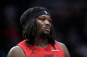 正负值-14最低！罗威6投仅1中拿2分7板 有3犯规_24直播网