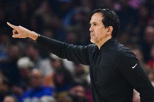 斯波谈阿德巴约受伤：三球本应该被驱逐 那是一个危险的行动_24直播网