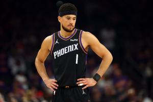 要害时刻分球了！布克17中7获得22分1板4助1断 罚球13中8_24直播网