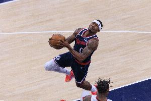 550万球员选项！船记：比尔预计执行下赛季球员选项_24直播网