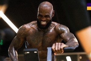 挥洒汗水！湖人官推晒詹姆斯赤膊健身照：累只是心理作用_24直播网