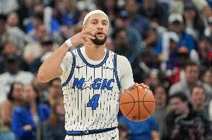 手感不敷防守来凑！萨格斯半场5中1仅得3分2板1助 但孝顺2次抢断_24直播网